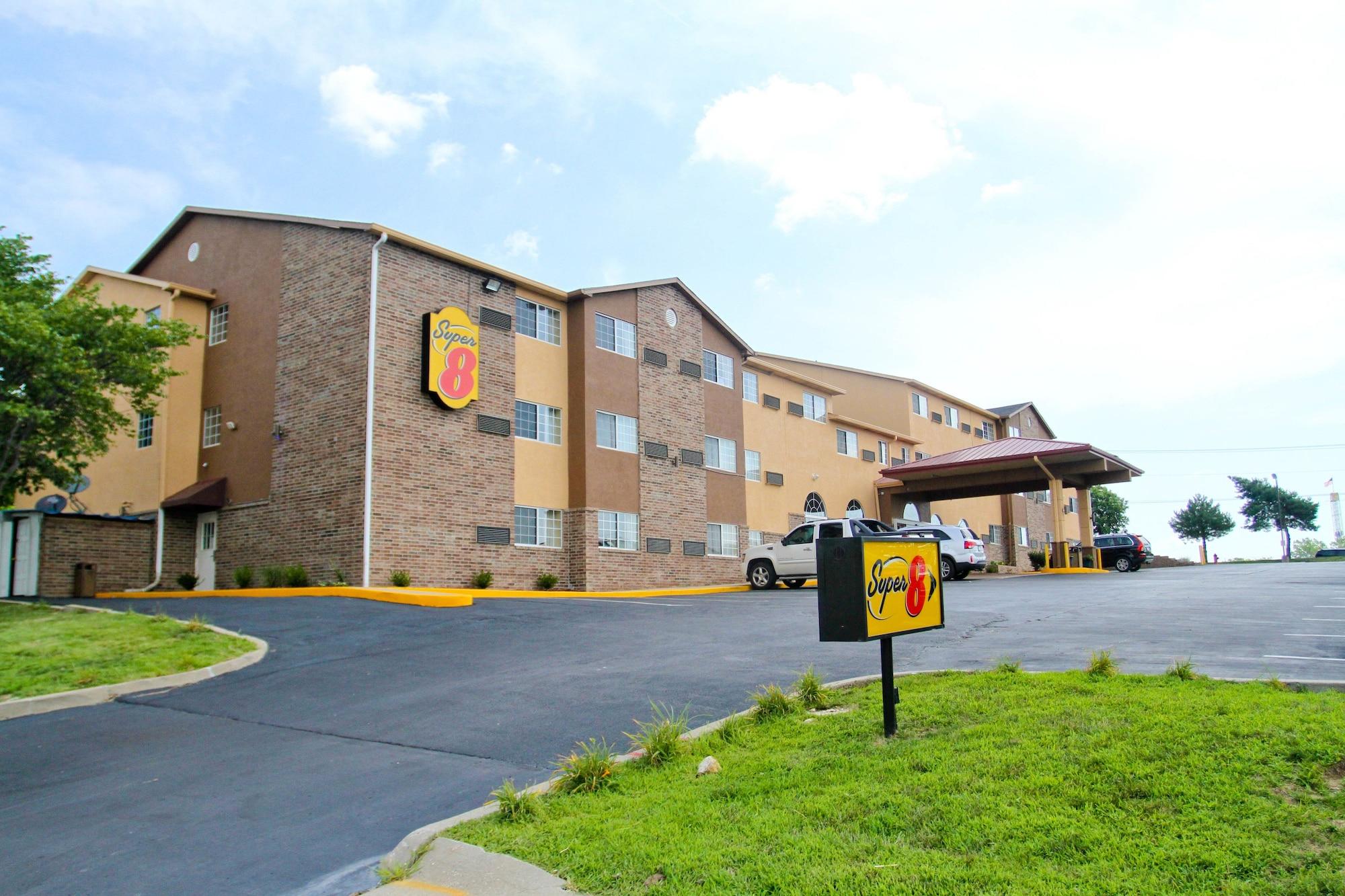 Super 8 By Wyndham Kansas City Hotel Exterior photo