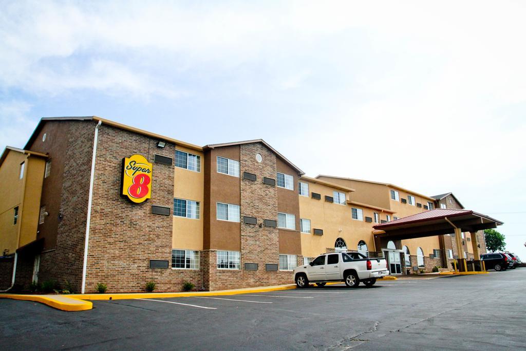 Super 8 By Wyndham Kansas City Hotel Exterior photo